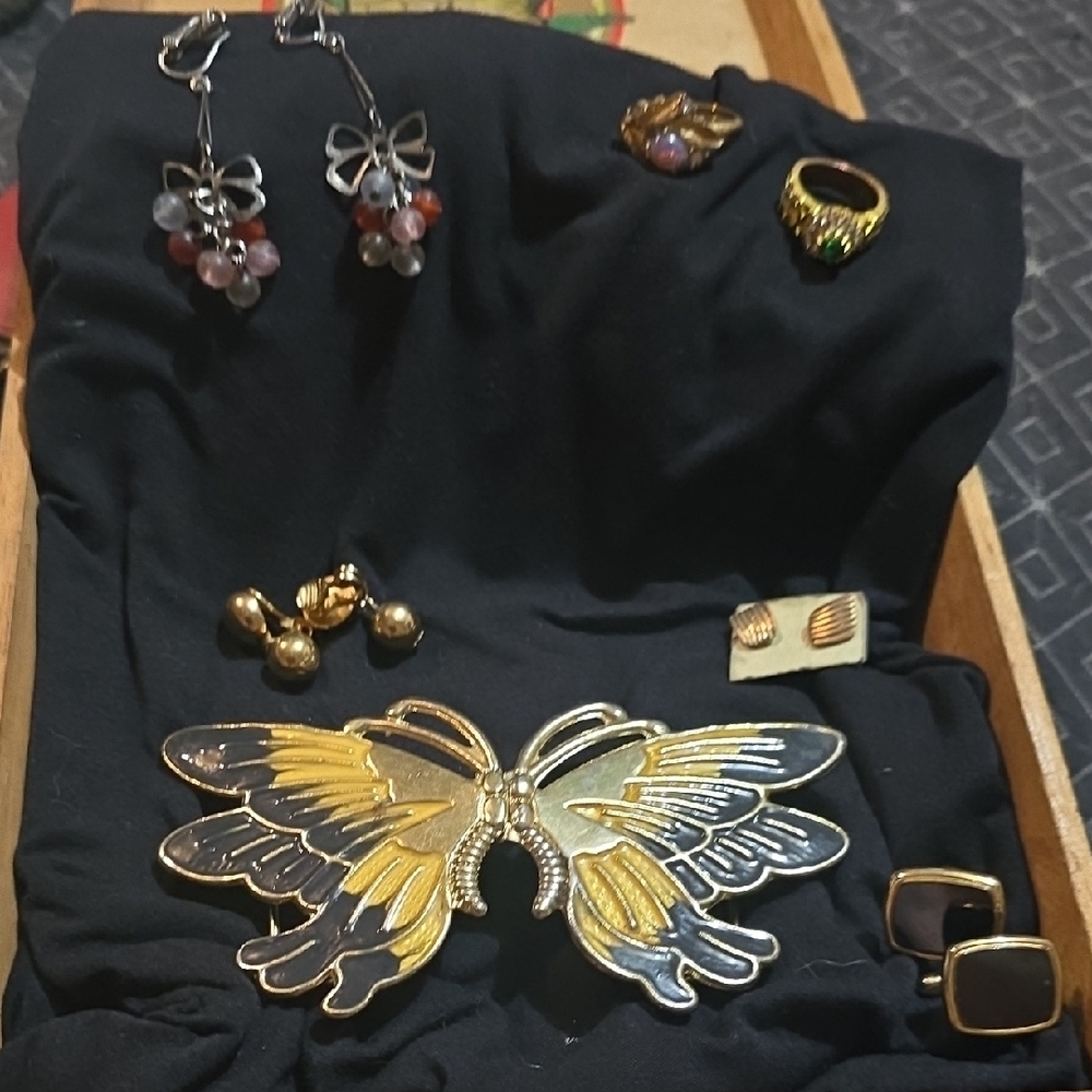 Small Lot Of Vintage JEWELRY